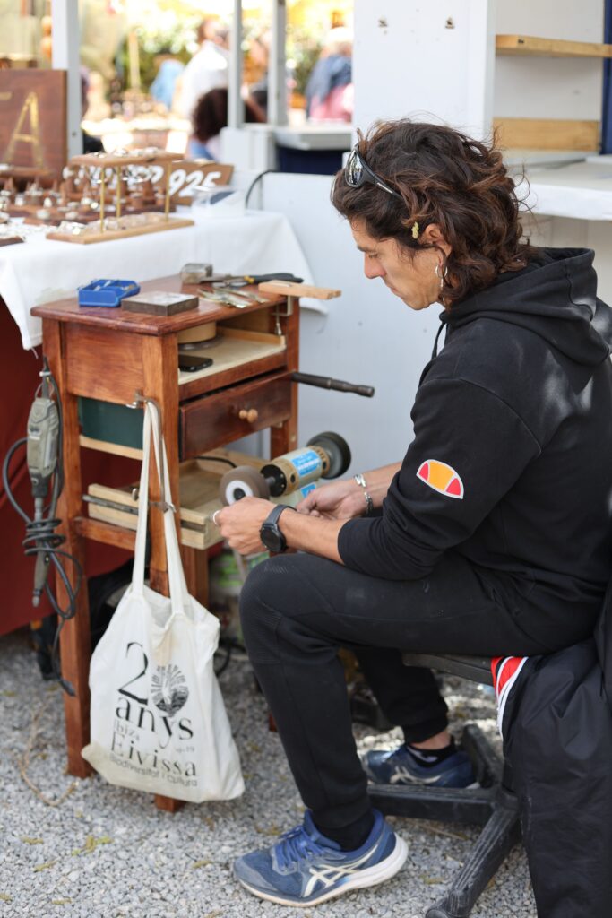 Ibiza en famille avec enfant : vraiment une bonne idée ? (que faire + conseils) artisan marche ibiza