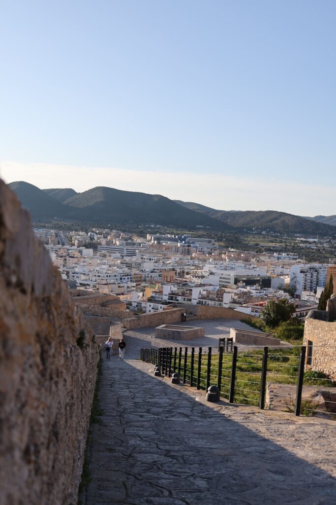 Ibiza en famille avec enfant : vraiment une bonne idée ? (que faire + conseils) balade remparts ibiza avec enfant