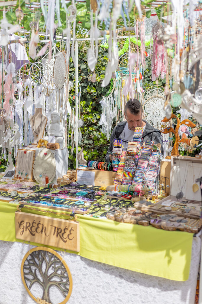 Ibiza en famille avec enfant : vraiment une bonne idée ? (que faire + conseils) marche hippy ibiza