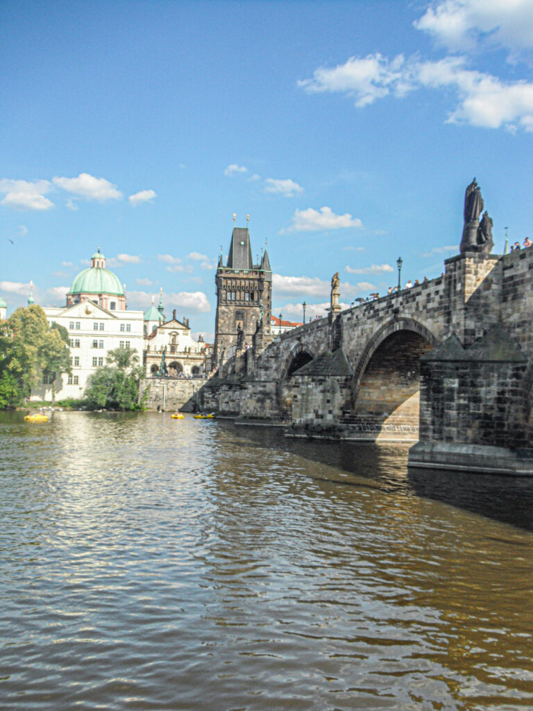 3 jours à Prague : l'itinéraire complet pour un city trip inoubliable pont charles depuis bateau prague