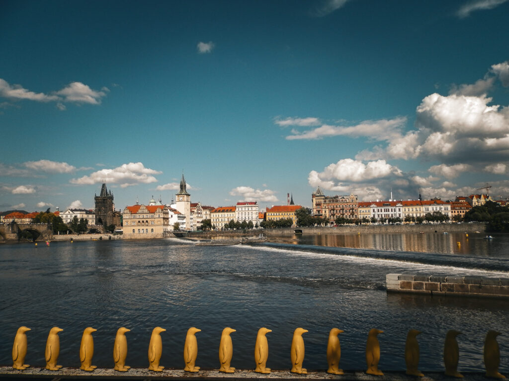 3 jours à Prague : l'itinéraire complet pour un city trip inoubliable riviere prague vue sur le pont