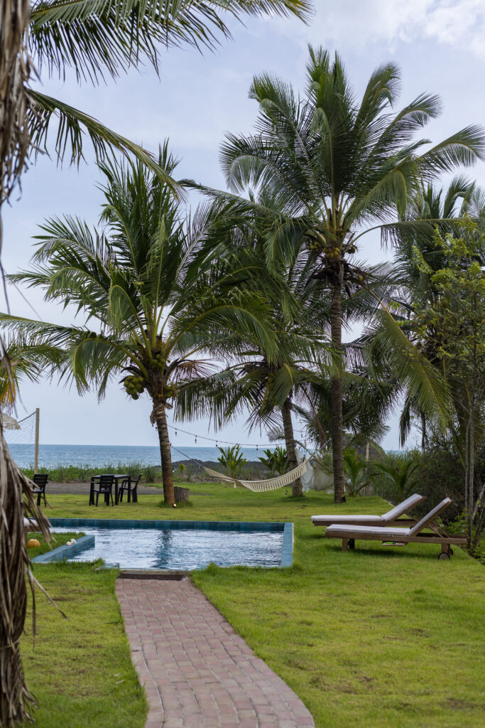 Une semaine sur la Sunset Coast (Torio) : que faire, où loger? jardin et piscine manta project